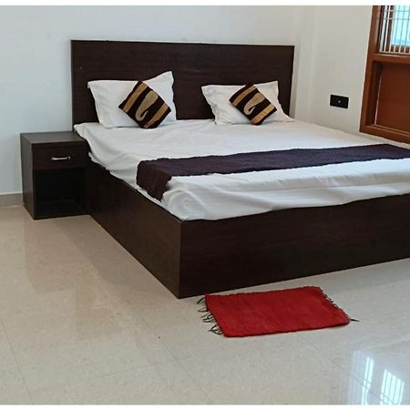 Hotel Aparna Grand Near Ram Janam Bhoomi And Temple - Fully Air Conditioned - Free Wifi Available - Best Budget Hotel In Ayodhya Exterior photo