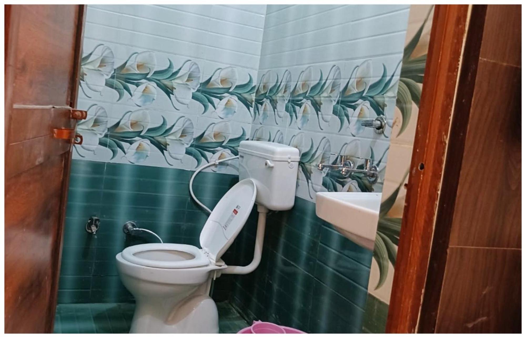 Hotel Aparna Grand Near Ram Janam Bhoomi And Temple - Fully Air Conditioned - Free Wifi Available - Best Budget Hotel In Ayodhya Exterior photo