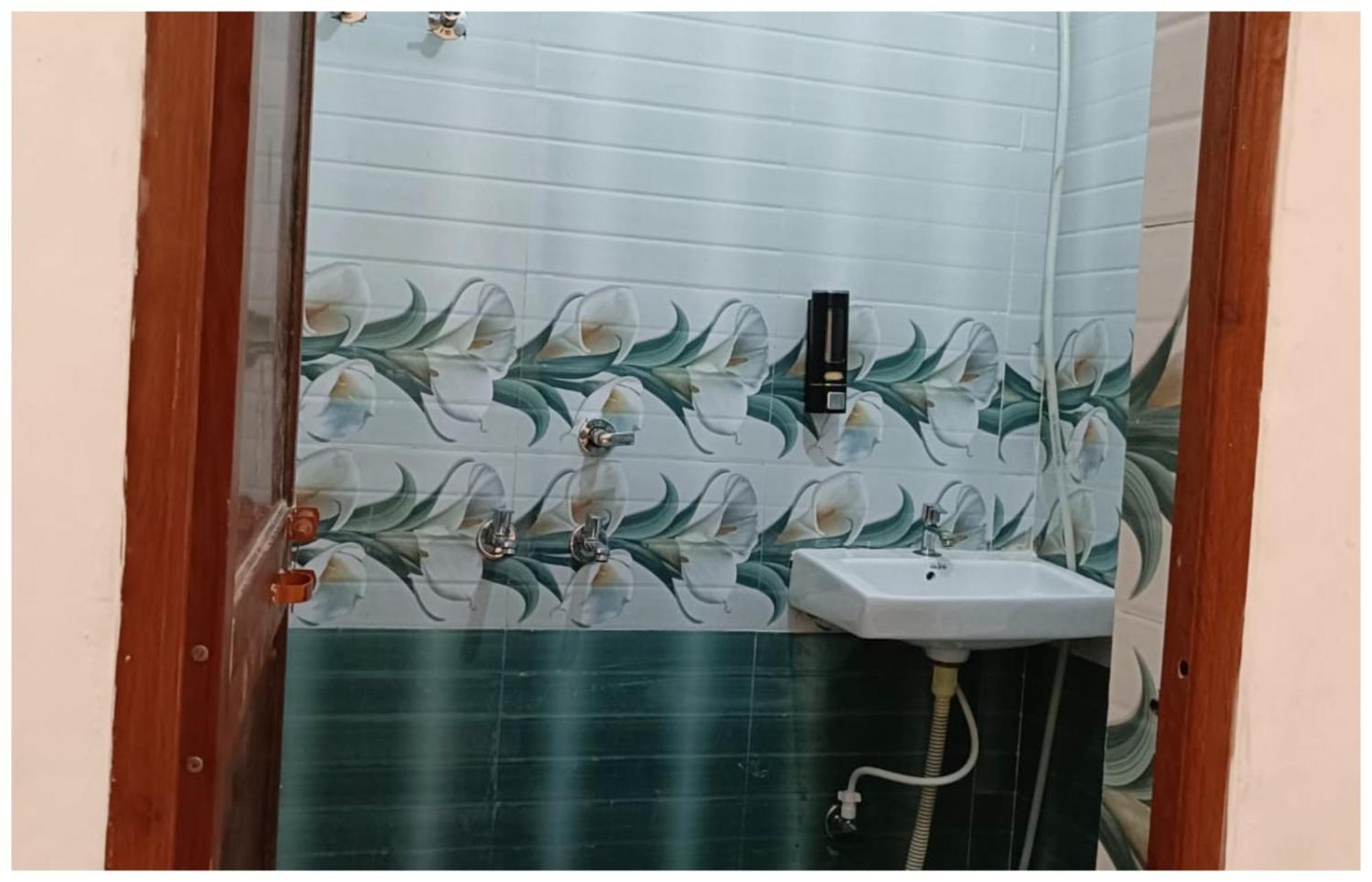 Hotel Aparna Grand Near Ram Janam Bhoomi And Temple - Fully Air Conditioned - Free Wifi Available - Best Budget Hotel In Ayodhya Exterior photo