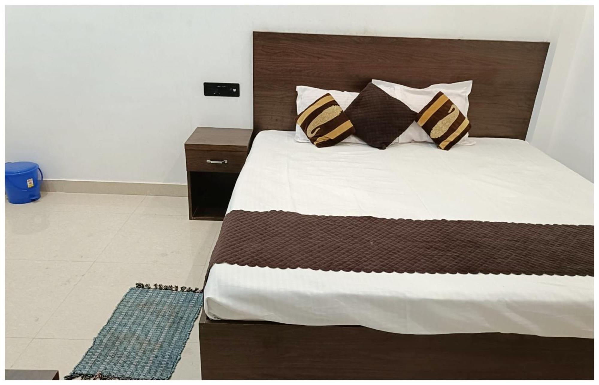 Hotel Aparna Grand Near Ram Janam Bhoomi And Temple - Fully Air Conditioned - Free Wifi Available - Best Budget Hotel In Ayodhya Exterior photo