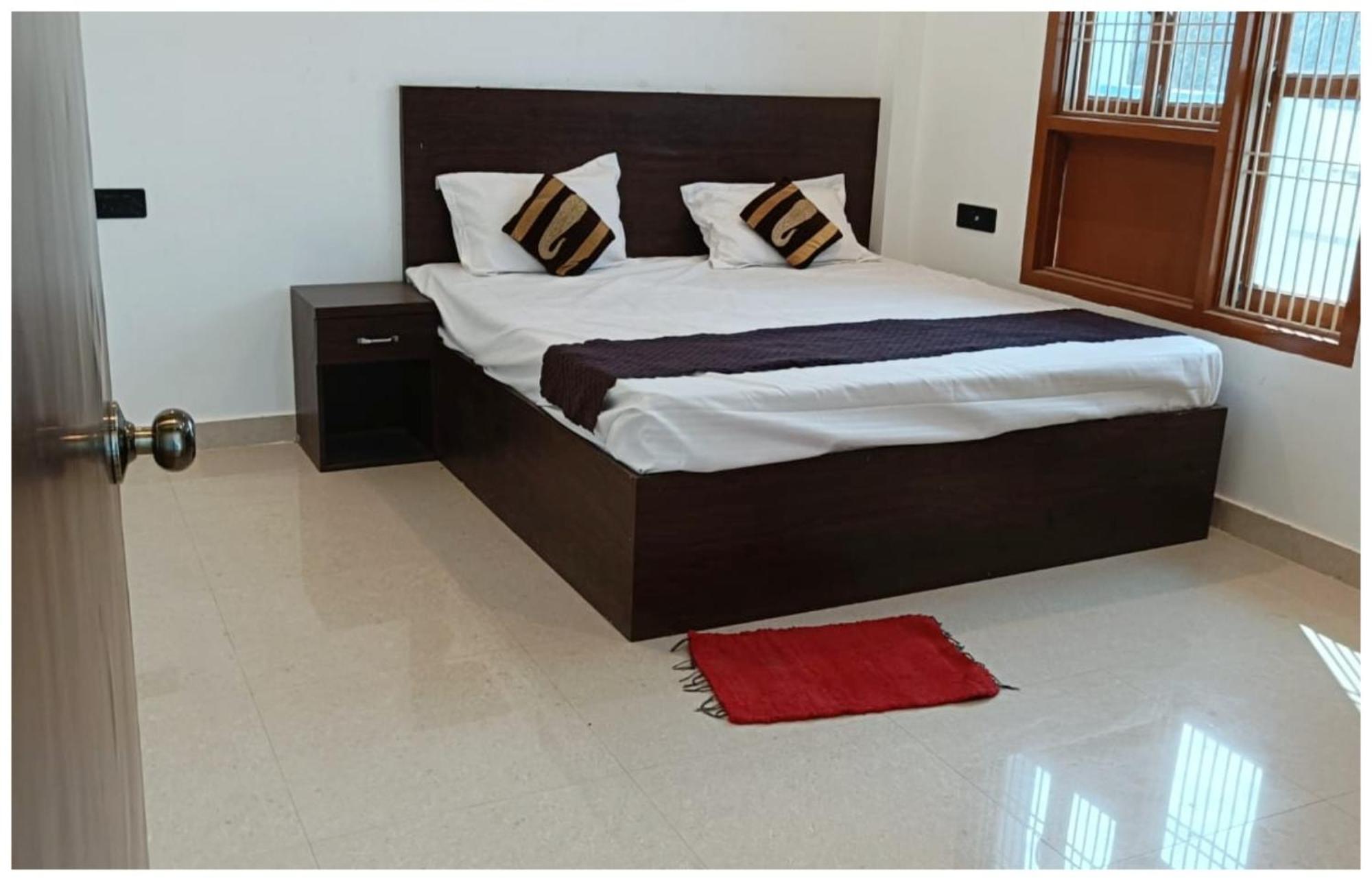 Hotel Aparna Grand Near Ram Janam Bhoomi And Temple - Fully Air Conditioned - Free Wifi Available - Best Budget Hotel In Ayodhya Exterior photo