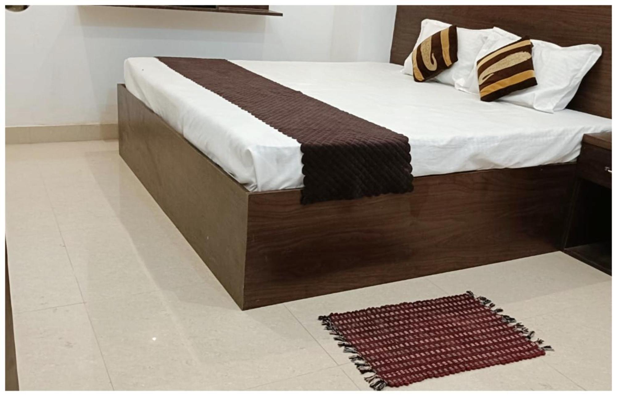 Hotel Aparna Grand Near Ram Janam Bhoomi And Temple - Fully Air Conditioned - Free Wifi Available - Best Budget Hotel In Ayodhya Exterior photo
