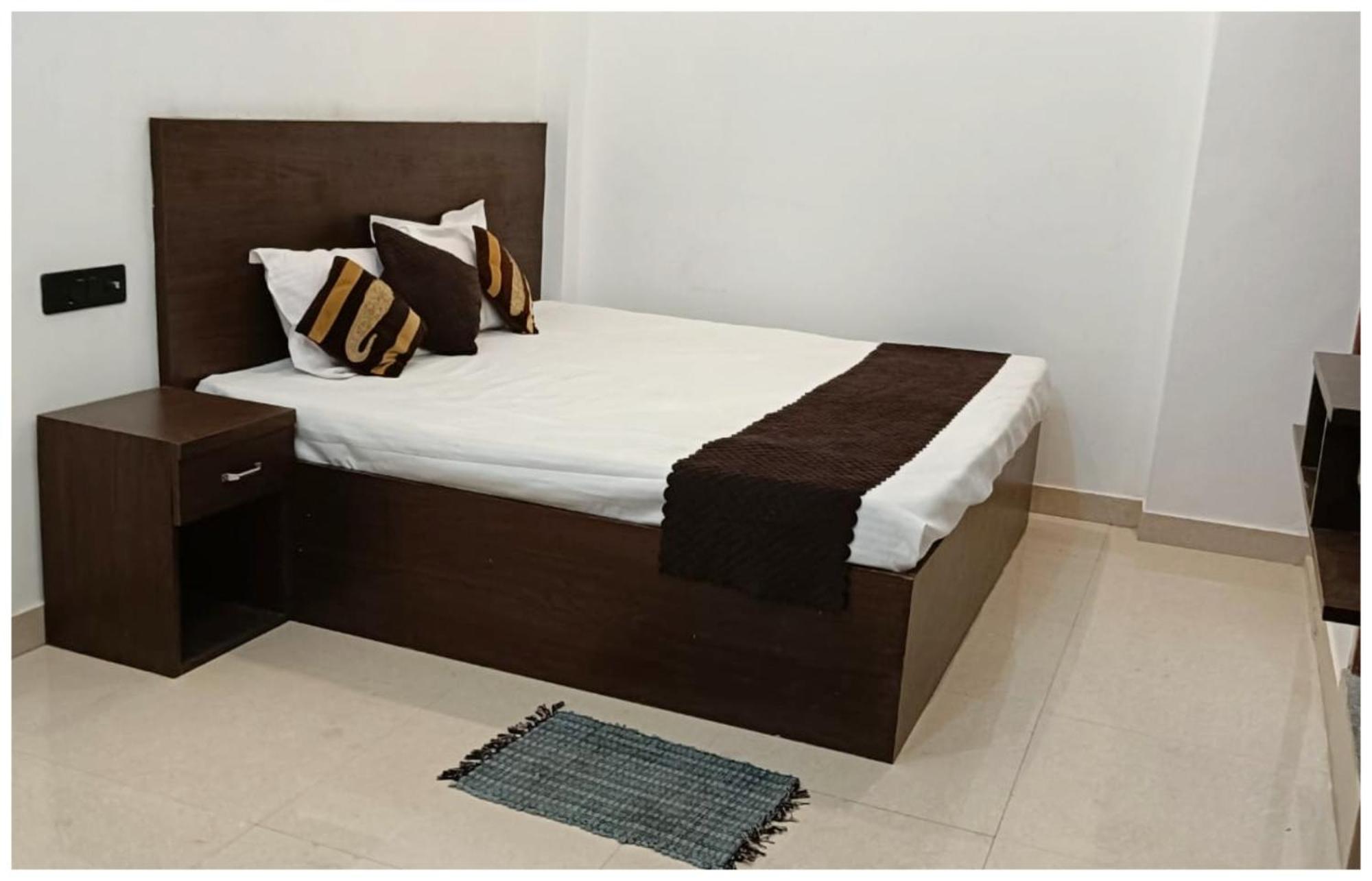 Hotel Aparna Grand Near Ram Janam Bhoomi And Temple - Fully Air Conditioned - Free Wifi Available - Best Budget Hotel In Ayodhya Exterior photo
